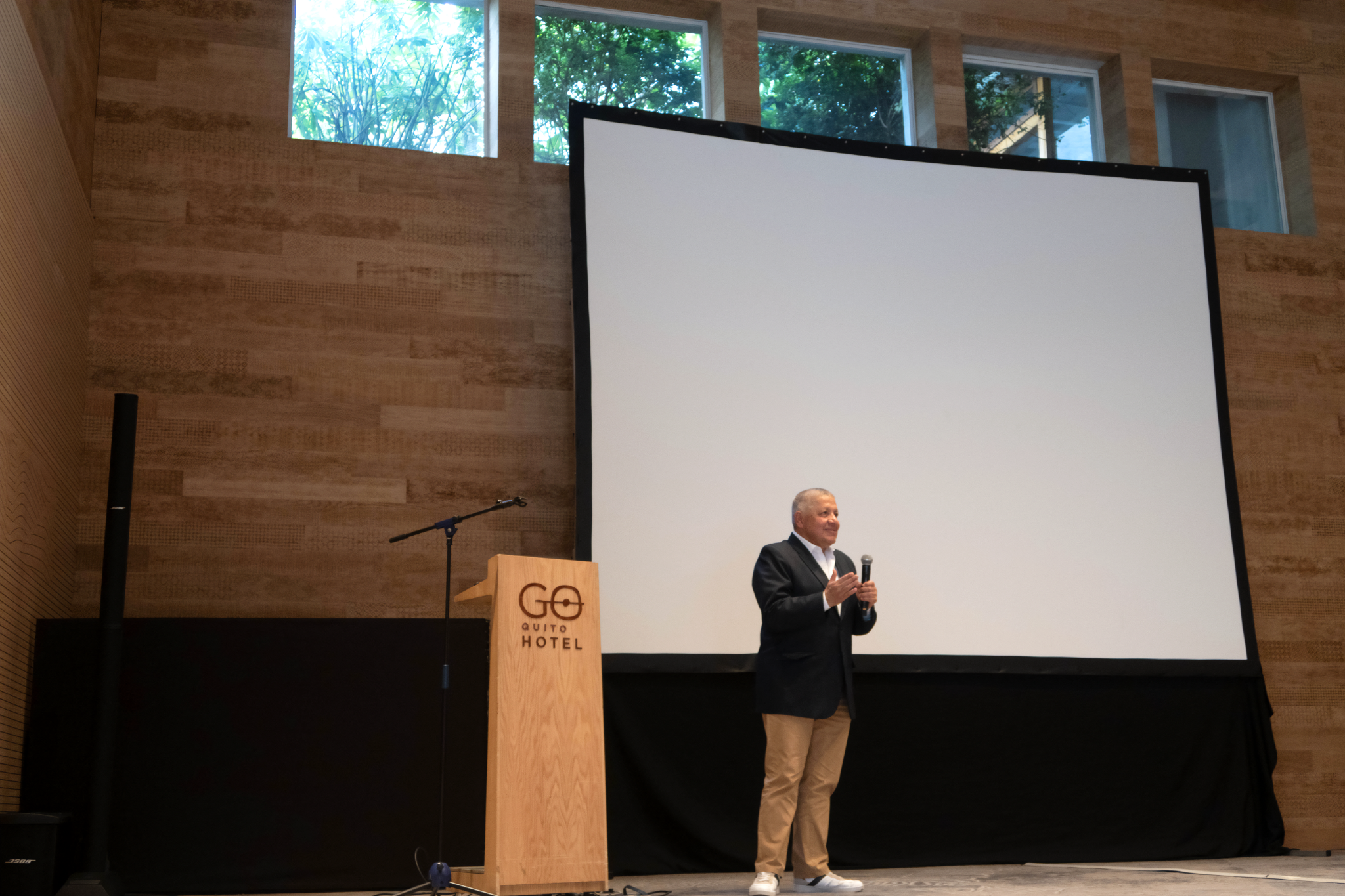 Orlando Elizalde en una conferencia